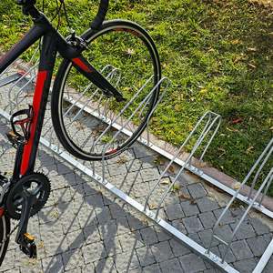 Support de stationnement vertical pour vélos en acier galvanisé ECO, six emplacements, 210 x 40 cm, avec barre de stationnement - Product Image 2