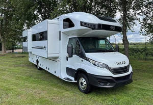Autocaravana Elegance Plateada con Detalles Rojos, Eje Doble, Vista Lateral - Product Image 4