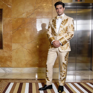 Traje Beige de Diseñador para Hombre con Bordado de Hojas Doradas, Ropa Formal para Bodas y Fiestas - Product Image 1