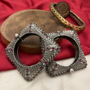 Conjunto de brazaletes cuadrados de plata oxidada elegante diseño para mujer para fiesta de boda colección étnica tradicional y de recepción - Product Image 1