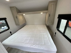 Remolque de Campamento Usado E-a-s-t To West S-i-l-v-e-r L-a-k-e 2300RD 2025 en Venta para Camping y Viajes - Product Image 2