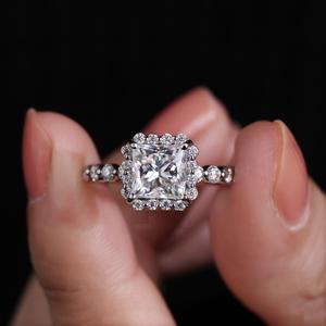 Bague de fiançailles de luxe en argent sterling 925 avec pavé de moissanite taille princesse vintage, design halo en grappe - Product Image 3