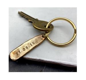 Porte-clés d'une seule pièce de conception antique fait à la main à partir de porte-clés en métal pur de qualité supérieure - Product Image 1