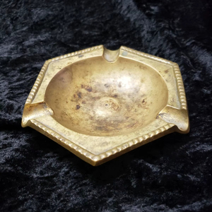 Cenicero de Metal grabado elegante con superficie estampada que ofrece un atractivo artístico para la decoración de lujo para la sala de estar - Product Image 1