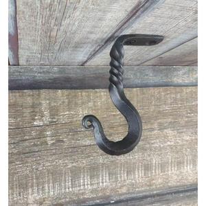 Crochet porte-clés décoratif en fer de style antique avec motifs ornés et parfait pour les intérieurs de maison rustiques et traditionnels - Product Image 2