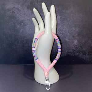 Porte-clés fait main avec perles en bois et anneau en acier inoxydable | Porte-clés coloré en perles de bois et acier inoxydable | VRNQ - Product Image 5