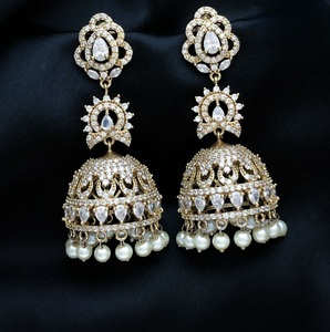 Pendientes polacos victorianos modernos y elegantes con elegante diseño de piedra AD perfecto para bodas pendientes brillantes ropa moderna - Product Image 4