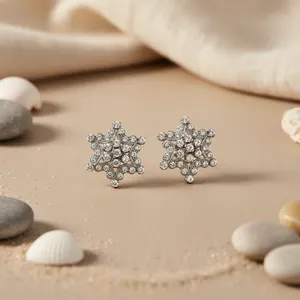 Boucles d'oreilles clous vintage en argent plaqué avec flocons de neige, cristaux et diamants pour femme, idéales pour un mariage - Art Palace - Product Image 1