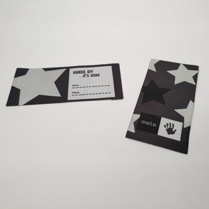 ป้ายผ้าทอสีแดงเข้มรีไซเคิลได้ตามต้องการเสื้อผ้ากลางแจ้งที่มีความหนาแน่นสูงฉลากชื่อคอแฟชั่นดีไซน์โลโก้ทันสมัยออกแบบได้ตามต้องการ - Product Image 3