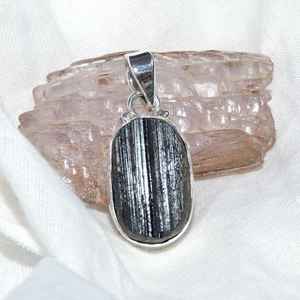 Pendentif en pierres précieuses de tourmaline noire naturelle Bijoux en argent sterling Collier en cristal brut Cadeau pour elle - Product Image 6