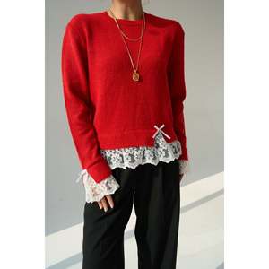 เสื้อสเวตเตอร์สีแดงพร้อมดีเทลลูกไม้ที่แขนเสื้อและชายเสื้อ - Product Image 3