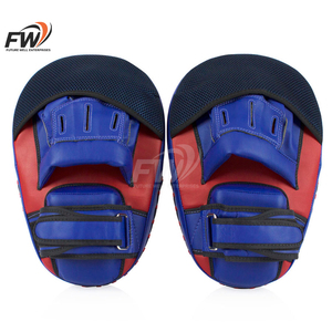 Protège-mains de boxe en cuir PU durable rouge et bleu, incurvés, pour entraînement ultime, avec fermeture auto-agrippante - Product Image 2