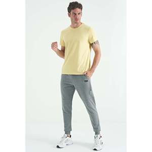 เสื้อยืดคอกลมแขนสั้นผ้าฝ้ายผสมอีลาสเทนสีเหลืองสำหรับผู้ชาย Air Jones รุ่น Basic เหมาะสำหรับสไตล์ลำลองในชีวิตประจำวัน - Product Image 4