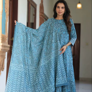 ชุดคุर्ตา/คุर्ติ ผ้าฝ้ายพิมพ์ลายดอกไม้สีครามแบบดั้งเดิมสำหรับผู้หญิง พร้อมผ้าคลุมไหล่และกางเกง  งานออกแบบใหม่สำหรับงานปาร์ตี้ - Product Image 3