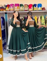 Robe traditionnelle verte d'inspiration afghane moderne avec corsage brodé, jupe fluide, garniture décorative blanche et boutique de mode