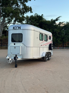 Remolque para Caballos ICON 3HAL Transporter SN Serie Epic 2026, Remolque Personalizado para Transporte de Caballos con Espacio para Alojamiento, Buen Precio - Product Image 4