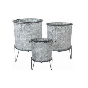 Jardinière en métal floral peint à la main couleur personnalisée jardinière extérieure durable pour fleurs artificielles doublure de plante décor de jardin à la maison - Product Image 1
