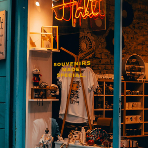 Vinilos Adhesivos Resistentes a los Rayos UV en Amarillo Naranja, Listos para Enviar, para Decoración de Autos y Motocicletas, con Eslogan - Product Image 1