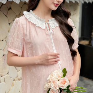 Vestido rosa de seda con estampado de lazo y encaje en el cuello V1315 para mujeres embarazadas precio al por mayor absorbente de sudor - Product Image 4