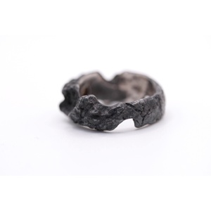 Bague de mariage rustique et organique en argent sterling 925 plaqué rhodium noir, faite à la main, avec diamants sertis clos, style cranté - Product Image 3
