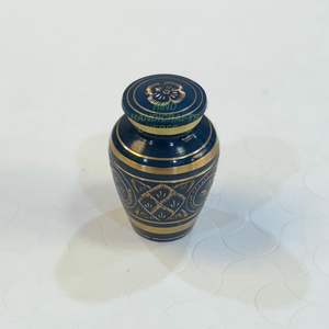 Urnas para adultos de estilo americano, latón con esmalte azul, púrpura y marrón para cenizas funerarias, cremación de flores grabadas en rosa plateada - Product Image 3