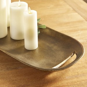 Bandeja decorativa de aluminio fundido de latón reutilizable rústica moderna larga para servir y exhibir-Bandeja de mesa con acento superior - Product Image 1