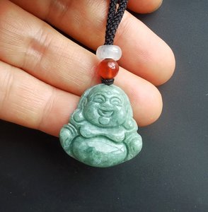 สร้อยคอมือแกะสลักพระหยกจี้หินสีเขียวธรรมชาติได้รับการรับรองเครื่องรางนำโชคเพื่อความเจริญรุ่งเรือง - Product Image 1