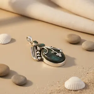 Colgante de Plata 925 con Labradorita y Detalles en Oro Rosa, Diamante para Mujer - Joyería Elegante de Metal y Perla con Dije - Product Image 2