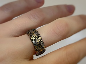 Anillo de acero de Damasco hecho a mano Diseño de patrón trenzado para compromiso y boda Fuente de alimentación manual única - Product Image 4