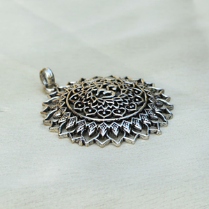 Colgante de Latón con Baño de Oro de 14k con Símbolo Om Shiva, Joyería de Moda para Bodas y Fiestas Indias, Regalo - Product Image 5