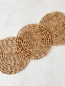 แผ่นรองน้ำผักตบชวาทรงกลมน่ารักเป็นมิตรต่อสิ่งแวดล้อมผลิตจากเวียดนามแผ่นรองจานทอสำหรับตกแต่งโต๊ะขายส่ง - Product Image 4