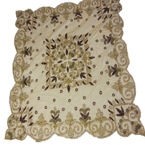 Nappe de table carrée en tissu pour mariage, dernière création, broderie à la main avec des perles dorées en filet - Product Image 1