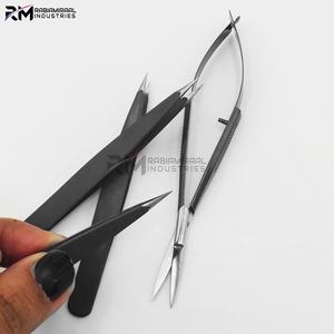 Juego de pinzas para cejas RMI con recubrimiento de polvo negro claro y punta plateada, y tijeras de resorte. - Product Image 6