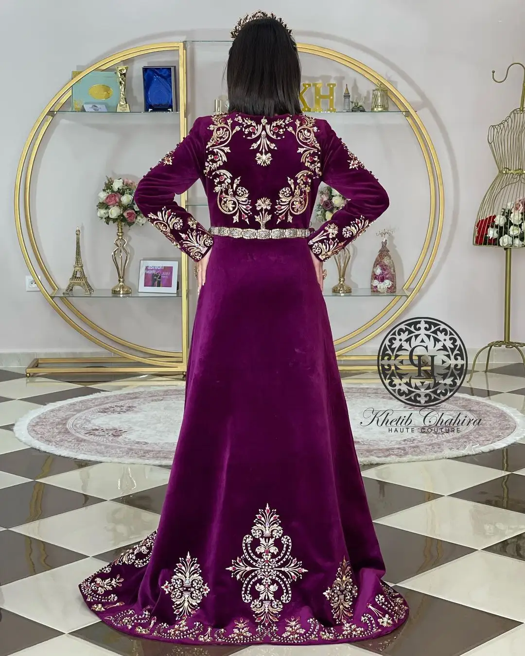 Лестный пурпурный бархатный кафтан с серебристой ручной работой передней задней линией и рукавами, украшенными resham , kora и dabka ava