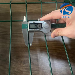 Fabricante de China, buen <span class=keywords><strong>precio</strong></span>, valla 3D, <span class=keywords><strong>malla</strong></span> en V recubierta de PVC verde, valla <span class=keywords><strong>perimetral</strong></span> 3D, poste cuadrado soldado, panel de valla 3D <span class=keywords><strong>para</strong></span> exteriores - Product Image 5