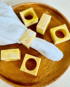 Rond de serviette en résine chic idéal pour un usage quotidien ou des événements élégants offrant à la fois fonctionnalité et belle présentation - Product Image 1