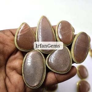 Colgante de Cristal de Cuarzo Melocotón con Ranura de Latón Clásico, Cristal Ranurado de Alta Calidad, Hecho a Mano con Macramé, Gema Unisex para Mujer - Product Image 1