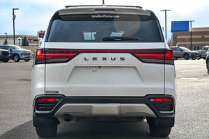 Magnifique SUV d'occasion <span class=keywords><strong>Lexus</strong></span> <span class=keywords><strong>LX</strong></span> <span class=keywords><strong>600</strong></span> 2026 blanc, intérieur cuir foncé, toit ouvrant, transmission intégrale, voiture de qualité au meilleur <span class=keywords><strong>prix</strong></span> - Product Image 4
