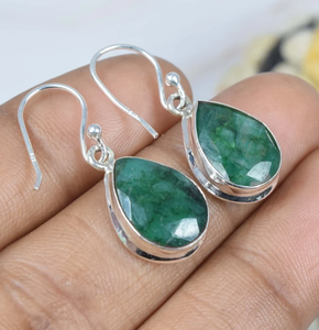 Pendientes colgantes de plata de ley 925 al por mayor hechos a mano verde esmeralda facetada piedra preciosa forma de pera mayo piedra natal joyería de moda - Product Image 1