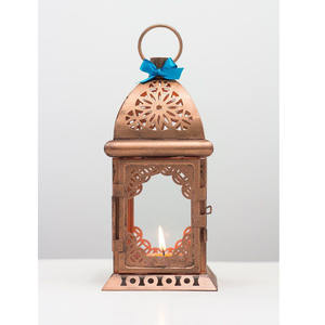 Lanterne marocaine finie en or au design unique et produit attrayant en verre coloré pour la décoration de table du Ramadan à la maison - Product Image 6