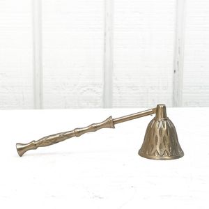 Abatidor de velas de metal hecho a mano con detalles artísticos, perfecto para el cuidado de velas con estilo y la decoración elegante del hogar - Product Image 3