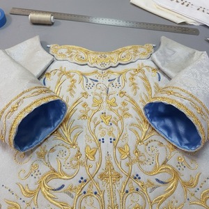 Robe liturgique personnalisée en satin blanc avec broderie dorée, vêtement religieux fait main, robe de statue d'église, vêtement mariaque liturgique - Product Image 5