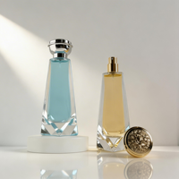 Vente en gros de flacons de parfum transparents élégants de 50 ml et 100 ml avec un design unique de fond de flacon facetté, bouchon en métal brillant, personnalisable