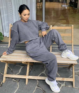 2025 usine Oem Service femmes à capuche haut court sweat haute qualité haut court survêtements - Product Image 1