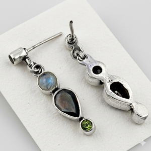 Lujosos pendientes de tuerca finos de plata con múltiples piedras Impresionantes y adorables - Product Image 1