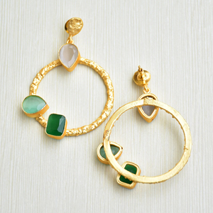 Boucles d'oreilles pendantes en laiton tendance, design en pierre naturelle brute, finition laiton satiné, pièce de style affirmé, haute qualité, vente en gros - Product Image 4