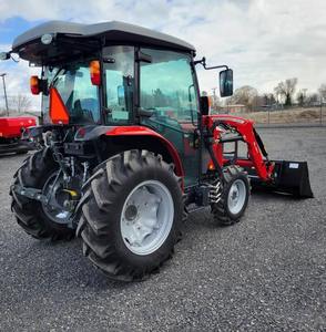 Tracteur compact Massey Ferguson 1835M 2023, 36,2 CV, 4 roues motrices, composants du moteur principal, pompe, engrenage, moteur pour les tâches difficiles au quotidien - Product Image 1