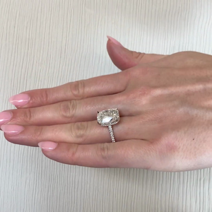 Anillo de compromiso con halo de diamantes de laboratorio talla cojín, certificado IGI D-E-F VVS-VS, engaste pavé - Product Image 5
