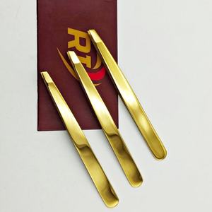 แหนบปลายเฉียงชุบทอง สลักโลโก้ตามสั่ง ผลิตจากสแตนเลส น้ำหนักเบา ทนทาน รับผลิตแบบ OEM/ODM สำหรับอุปกรณ์เสริมความงาม - Product Image 4