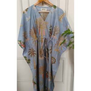 Kaftan élégant gris ciel à motif floral, style gothique décontracté pour femmes, translucide, longueur genou, pour les invités de mariage, journée - Product Image 2